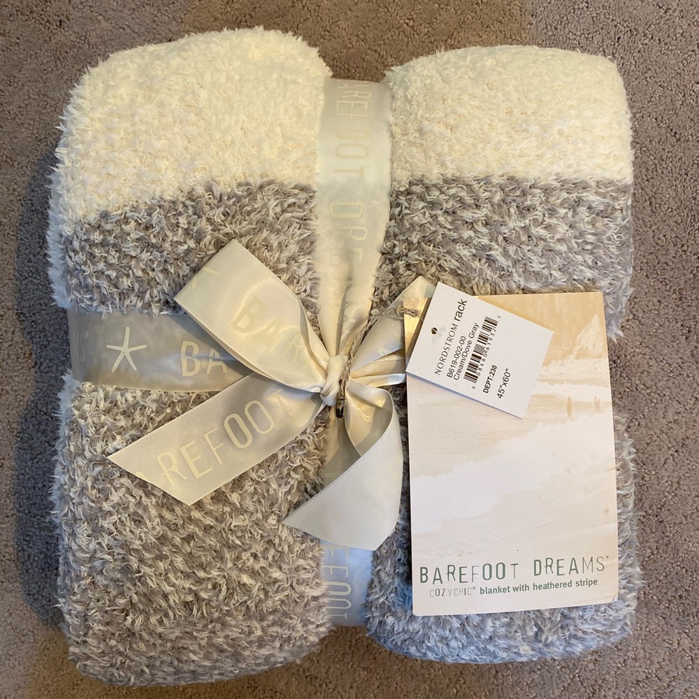 NWT Barefoot Dreams 45x60 throw blanket